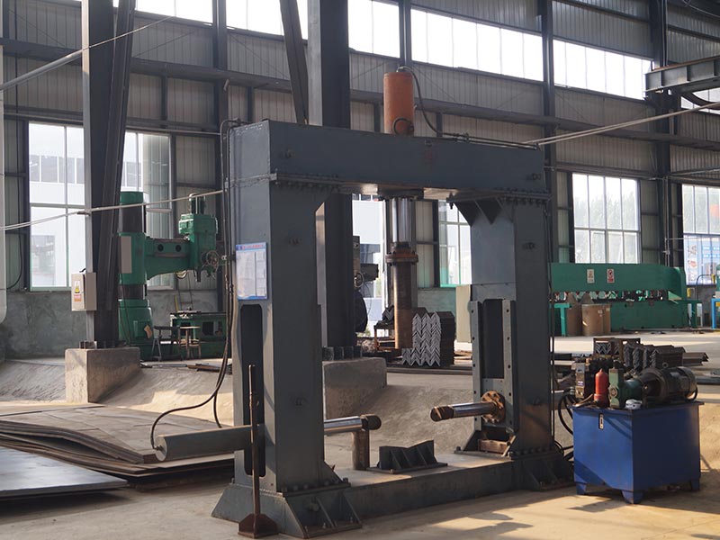 Steel pipe fastening machine